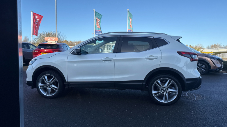 Nissan Qashqai 1.3 DiG-T N-Motion 5dr Petrol Hatchback